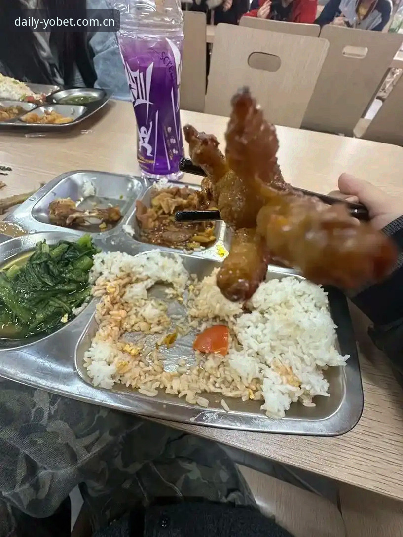 凌晨五点，朋友王浩发来一串感叹号——他刚用YOBET体育APP看完世界杯小组赛回放，姆巴佩那脚世界波让他彻底没了睡意。王浩说，他在yobet体育官网翻遍了赛后统计，才确信自己看到的不是幻觉：法国2比0伊拉克，姆巴佩两场比赛四个进球，世界杯总进球数16个，追平克洛泽，只差梅西两球。